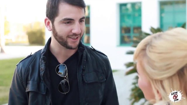 Превью Блондинка согласилась на секс с новым приятелем у него дома № 14124