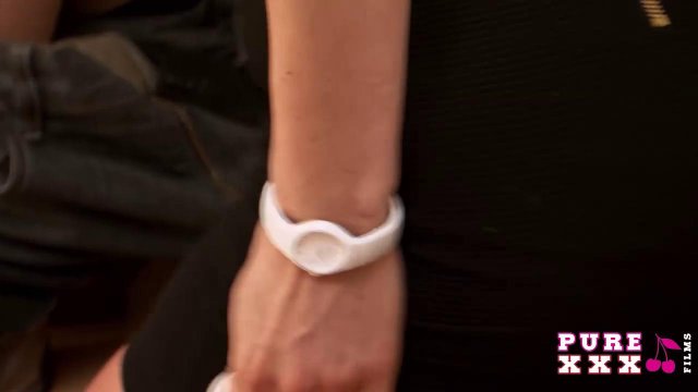 Превью Блондинка прокатилась на члене парня и получила свою порцию оргазма № 14210