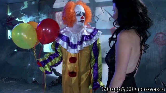 Превью Брюнетка ради удовольствия трахается в киску с клоуном № 14369