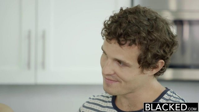 Превью Красотка изменяет своему парню с негром и кончает от кайфа № 14413