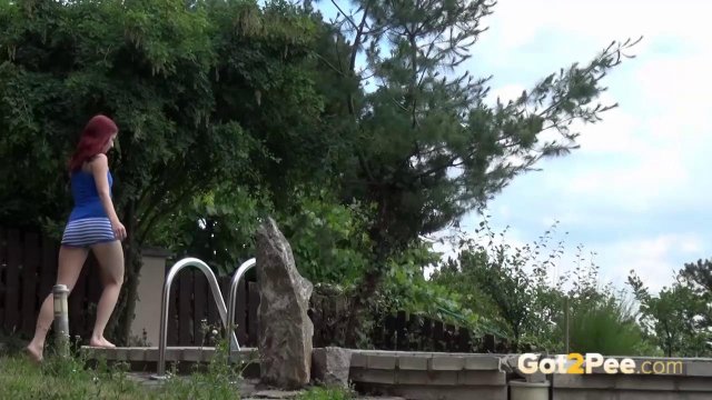 Превью Красотки любят светить своими розовыми щелочками прямо на улице № 14767