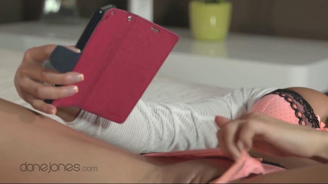 Превью Молодая пара красиво трахается в разных позах на большой кровати № 15442