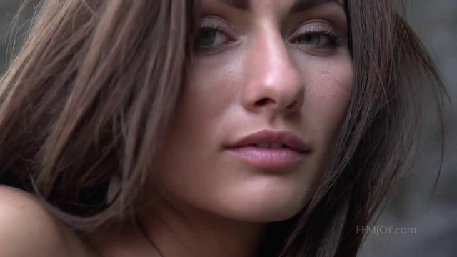 Превью Девушка показала свою сочную бритую пилотку на природе № 16863