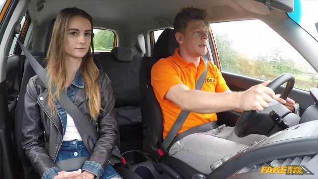 Превью Худая телка сосет член водителя и трахается с ним в киску в машине № 35434