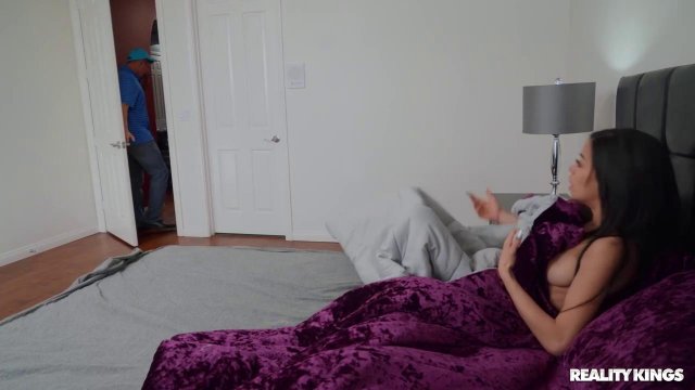 Превью Похотливый парень пробрался к соседке, чтобы трахнуть ее в пилотку № 35465