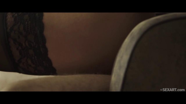 Супруги занялись красивым сексом на большом кресле