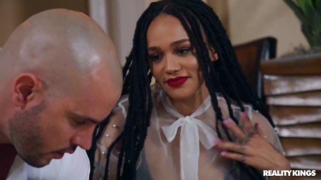 Превью Лысому мужику захотелось экзотики и он трахнул темнокожую официантку № 35492