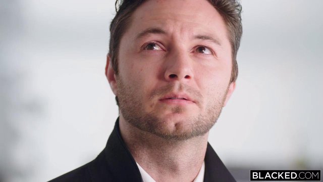 Превью Темнокожий босс протестировал киску новой сотрудницы у себя дома № 35508