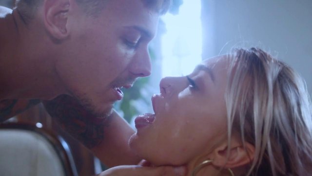 Превью Двойное проникновение для сексуальной телочки в чулках в мжм сексе № 35634