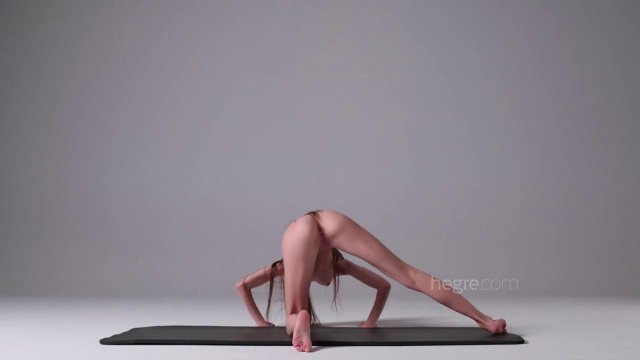 Превью Тощая модель засветила свою бритую пилотку на камеру № 35639