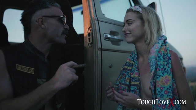 Превью Мужик трахает сучку до самой ночи в трейлере и на улице № 36198