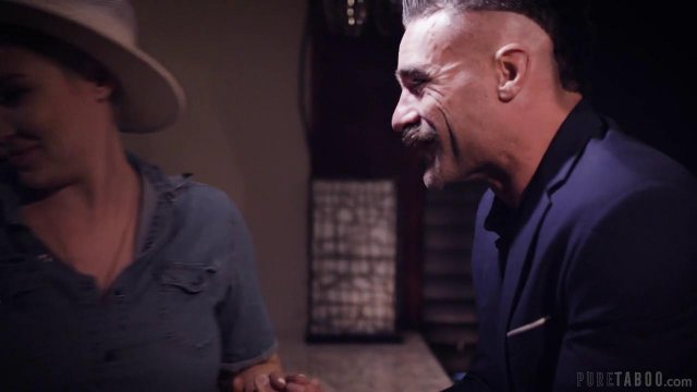 Превью Сучка отдалась новому знакомому в туалете ночного бара № 36286