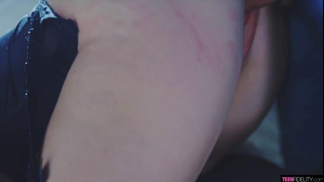 Превью Девка с татуировками глубоко отсосала и потрахалась № 37747