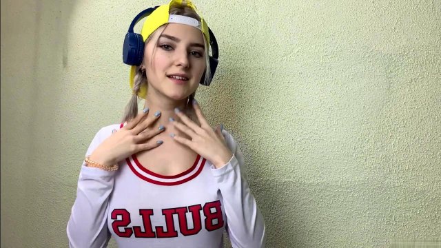 Превью Достигла 18 летия и отсосала парню его член № 37765