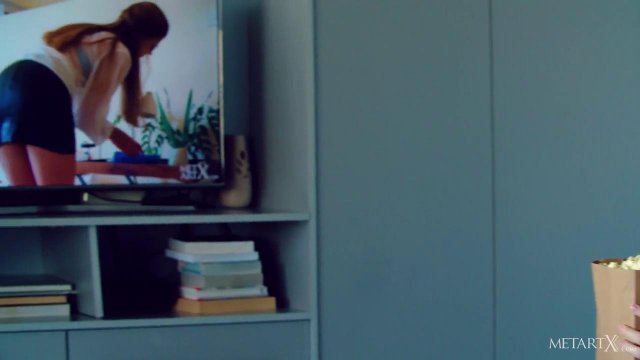 Превью Смотрит порно и мастурбирует киску пальцами № 37802