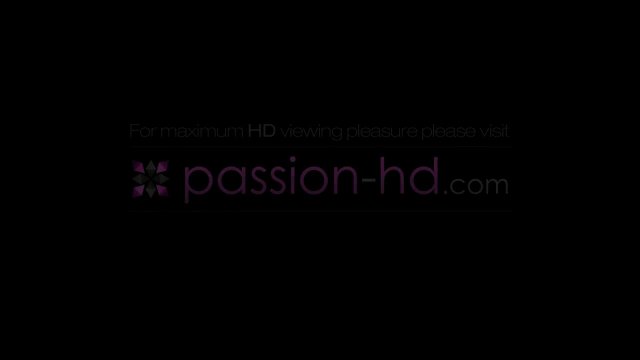 Превью Шатенка с красивыми сиськами соблазнила садовника № 37851