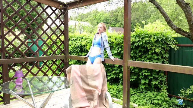 Превью Молодая девушка в летней беседке сидя на стуле мастурбируют киску № 44659