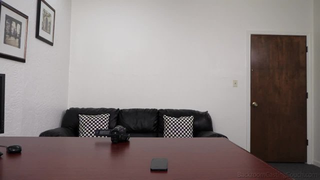 Превью Брюнетка с плоской грудью раздвигает ноги для агента на кастинге № 44821