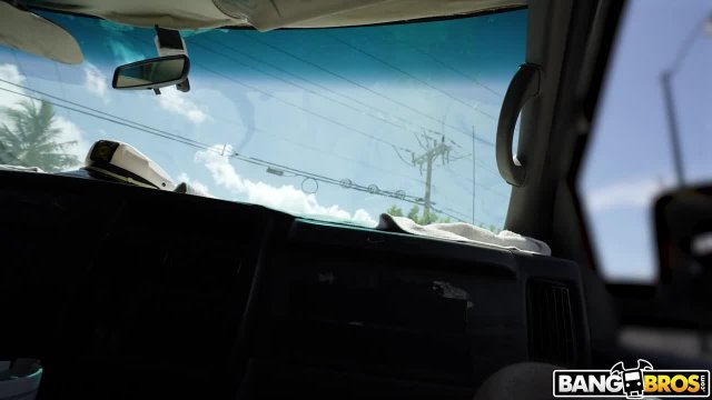 Превью Молодая брюнетка не против секса в пикапе молодец № 44825