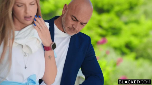 Превью Девушка пригласила в гости двух негров и кончила от секса втроём № 44829