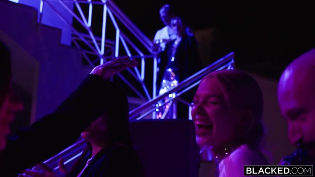 Превью Чернокожий любовник у моря радует девушек длинным членом № 44830