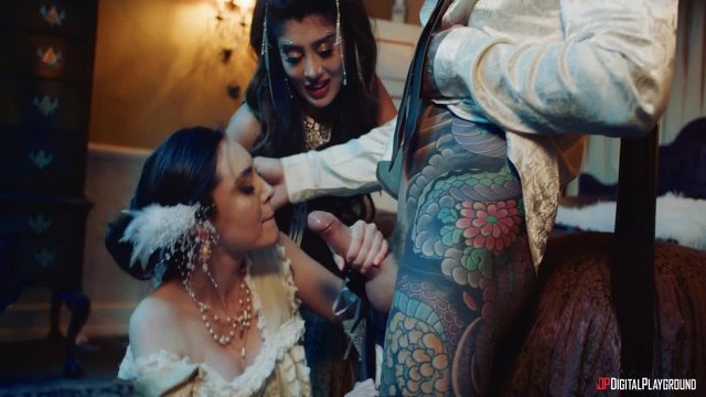 Бал-маскарад завершается сексом втроём