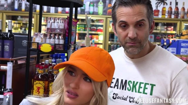 Хозяин магазина разводит двух молодых продавщиц на секс втроём