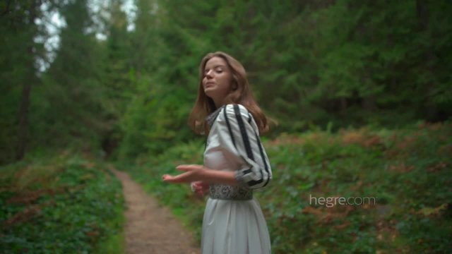 Эротическое представление от стройной модели на камеру