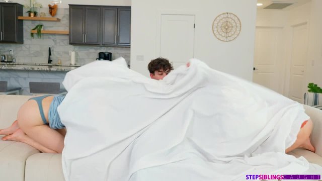 Девчонки дерутся за место в очереди